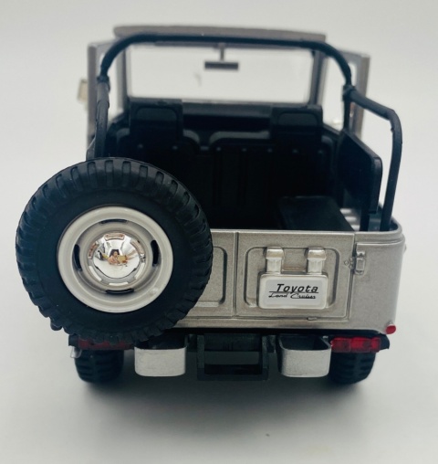 Toyota FJ 40 open top 1:24 Motormax 79330 srebrny