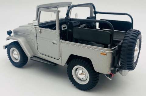 Toyota FJ 40 open top 1:24 Motormax 79330 srebrny