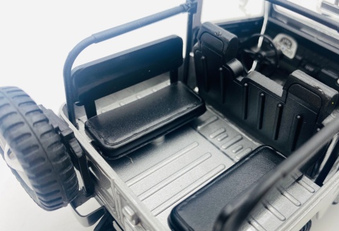 Toyota FJ 40 open top 1:24 Motormax 79330 srebrny