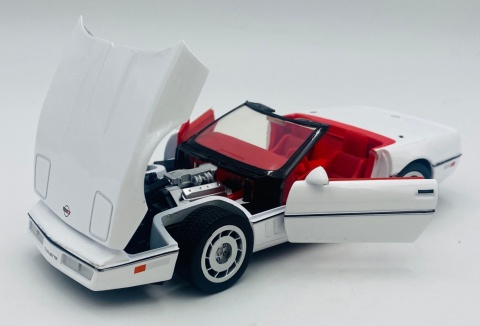 Chevrolet Corvette C4 1986 model 1:24 Motormax 73298 biały