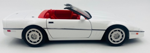 Chevrolet Corvette C4 1986 model 1:24 Motormax 73298 biały