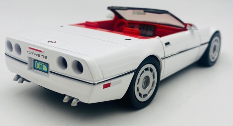 Chevrolet Corvette C4 1986 model 1:24 Motormax 73298 biały