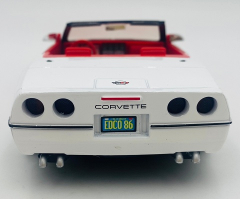Chevrolet Corvette C4 1986 model 1:24 Motormax 73298 biały