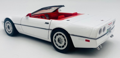 Chevrolet Corvette C4 1986 model 1:24 Motormax 73298 biały