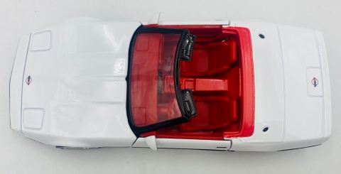 Chevrolet Corvette C4 1986 model 1:24 Motormax 73298 biały