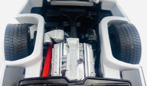 Chevrolet Corvette C4 1986 model 1:24 Motormax 73298 biały