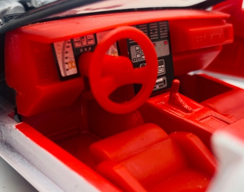 Chevrolet Corvette C4 1986 model 1:24 Motormax 73298 biały