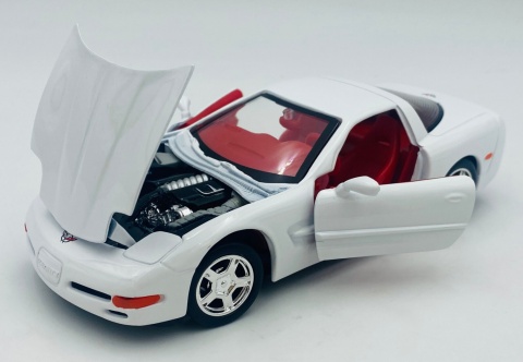 Chevrolet Corvette C5 1997 hardtop model 1:24 Motormax 73210 biały
