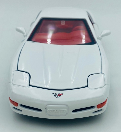 Chevrolet Corvette C5 1997 hardtop model 1:24 Motormax 73210 biały