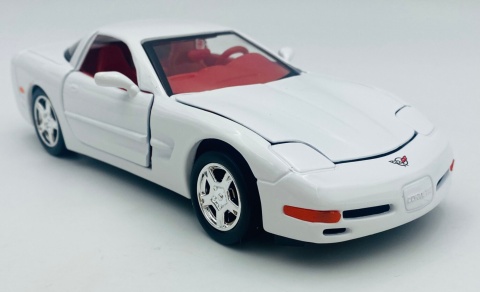 Chevrolet Corvette C5 1997 hardtop model 1:24 Motormax 73210 biały