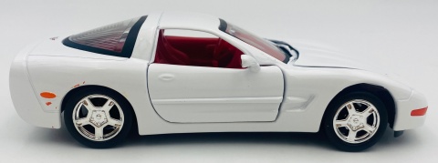 Chevrolet Corvette C5 1997 hardtop model 1:24 Motormax 73210 biały