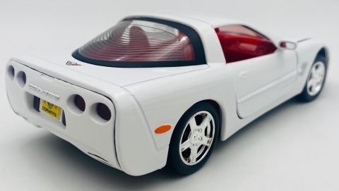 Chevrolet Corvette C5 1997 hardtop model 1:24 Motormax 73210 biały