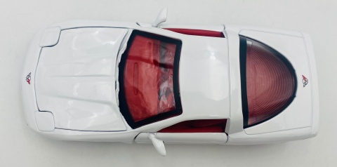 Chevrolet Corvette C5 1997 hardtop model 1:24 Motormax 73210 biały