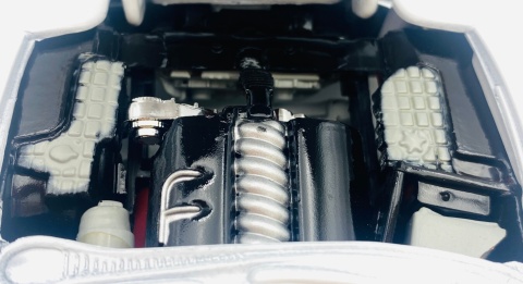 Chevrolet Corvette C5 1997 hardtop model 1:24 Motormax 73210 biały