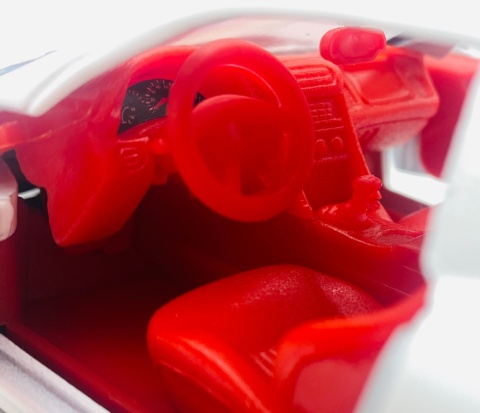 Chevrolet Corvette C5 1997 hardtop model 1:24 Motormax 73210 biały