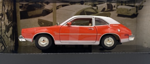 Ford Pinto 1974 model 1:24 Motormax 79044 pomarańczowy