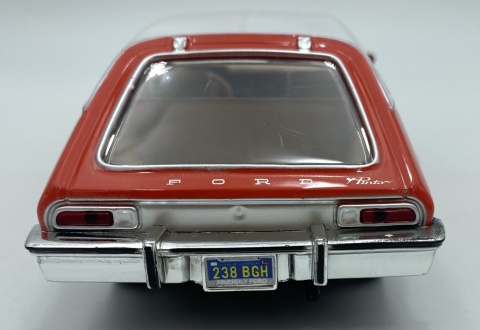 Ford Pinto 1974 model 1:24 Motormax 79044 pomarańczowy