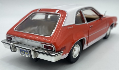 Ford Pinto 1974 model 1:24 Motormax 79044 pomarańczowy