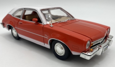 Ford Pinto 1974 model 1:24 Motormax 79044 pomarańczowy