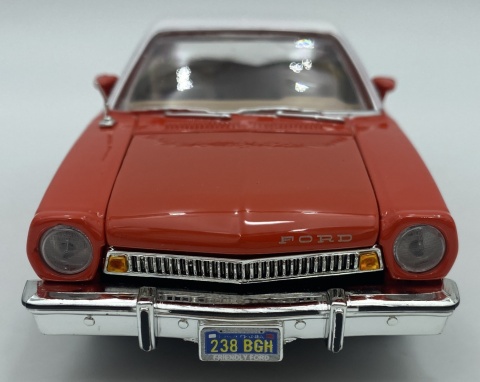 Ford Pinto 1974 model 1:24 Motormax 79044 pomarańczowy