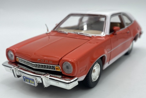 Ford Pinto 1974 model 1:24 Motormax 79044 pomarańczowy