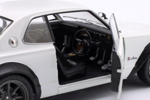 NISSAN SKYLINE (C10) Hakosuka 1970 model S1813001 Solido 1:18 biały perłowy