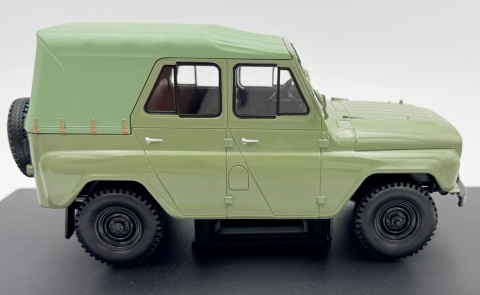 UAZ 469 (1975) Łazik Gazik model 124263 WhiteBox 1:24 zielony