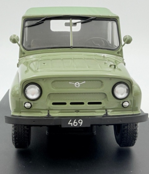 UAZ 469 (1975) Łazik Gazik model 124263 WhiteBox 1:24 zielony