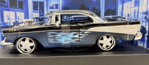 Chevrolet Bel Air 1957 model 1:24 Motormax 79886 Kult Klassics