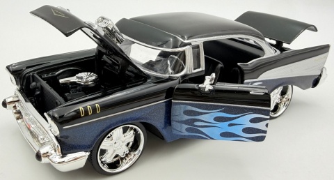 Chevrolet Bel Air 1957 model 1:24 Motormax 79886 Kult Klassics