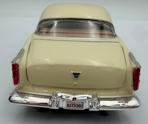 Chrysler C300 1955 model 1:24 Motormax 73302 beżowy