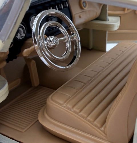 Chrysler C300 1955 model 1:24 Motormax 73302 beżowy