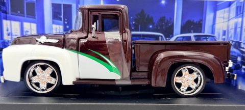 Ford F-100 Pickup 1956 model 1:24 Motormax 79882 Kult Klassics