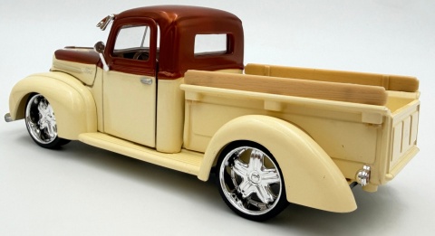 Ford Jailbar Pickup 1942-47 model 1:24 Motormax 79883 Kult Klassics