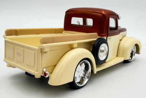 Ford Jailbar Pickup 1942-47 model 1:24 Motormax 79883 Kult Klassics