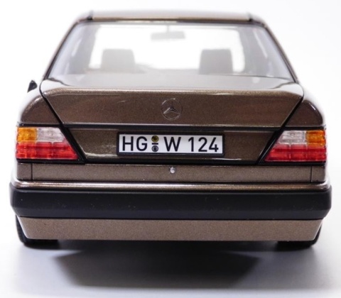 MERCEDES-BENZ 230 E W124 1990 model 183954 Norev 1:18 brązowy