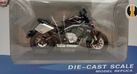 Benda LFS700 motocykl model 1:12 LED dźwięk Huayi M12-14 czarny