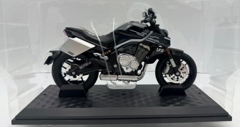 Benda LFS700 motocykl model 1:12 LED dźwięk Huayi M12-14 czarny