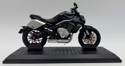 Benda LFS700 motocykl model 1:12 LED dźwięk Huayi M12-14 czarny
