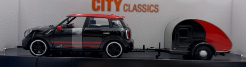 MINI Cooper S Countryman z przyczepką kempingową model 1:24 Motormax 79762