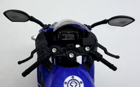 Suzuki GSX 250R motocykl model 1:12 LED dźwięk Huayi M12-15B niebieski