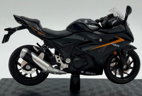 Suzuki GSX 250R motocykl model 1:18 Huayi M18-10B czarny