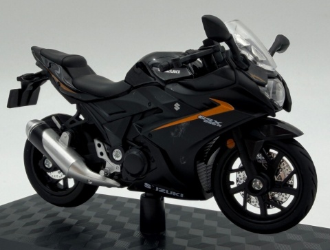 Suzuki GSX 250R motocykl model 1:18 Huayi M18-10B czarny