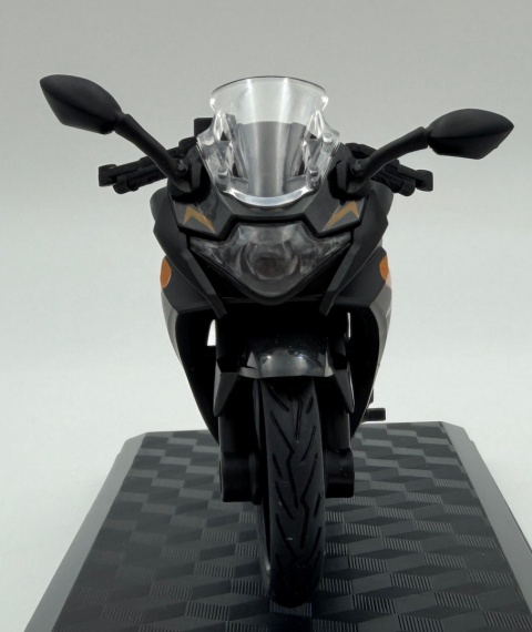 Suzuki GSX 250R motocykl model 1:18 Huayi M18-10B czarny