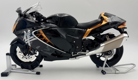 Suzuki Hayabusa GSX 1300R 2024 DŹWIĘK DYM LED model 1:9 Huayi M6-3A czarny