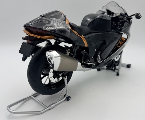 Suzuki Hayabusa GSX 1300R 2024 DŹWIĘK DYM LED model 1:9 Huayi M6-3A czarny