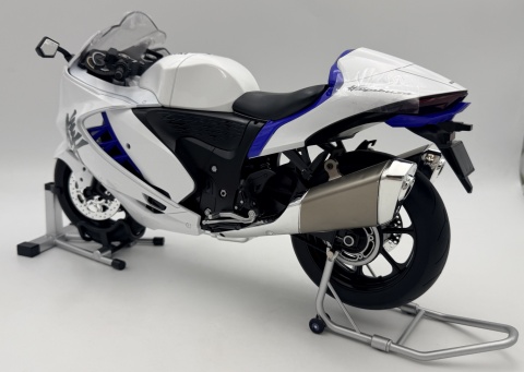 Suzuki Hayabusa GSX 1300R 2024 DŹWIĘK DYM LED model 1:9 Huayi M6-3A czarny