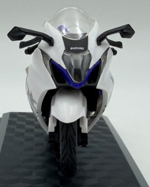 Suzuki Hayabusa GSX 1300R 2024 model 1:18 Huayi M18-5B biały