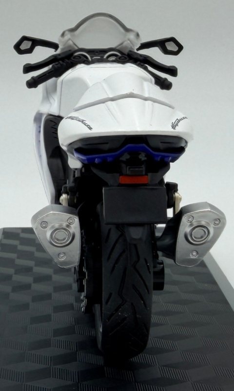 Suzuki Hayabusa GSX 1300R 2024 model 1:18 Huayi M18-5B biały