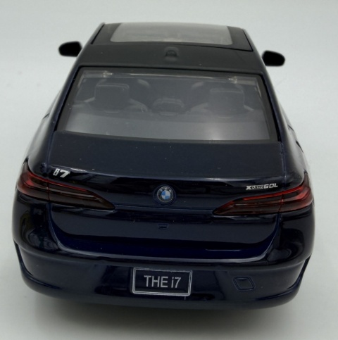 BMW i7 z napędem światło dźwięk model METAL 1:32 MSZ 68730 granatowy